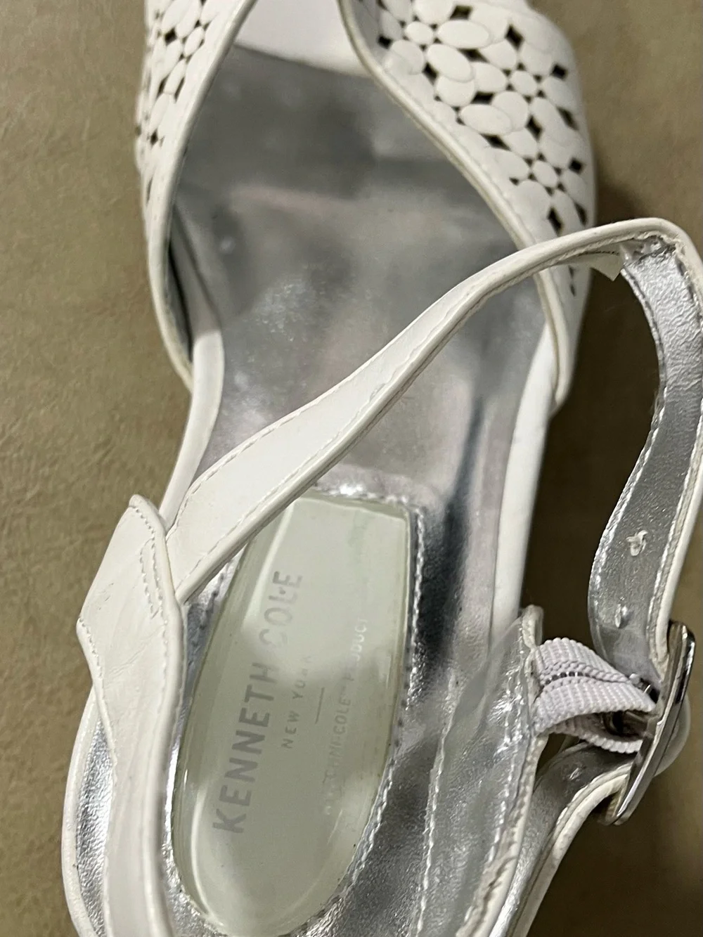 Kenneth Cole White Floral Cutout Ankle-Strap Sandals girls size 2